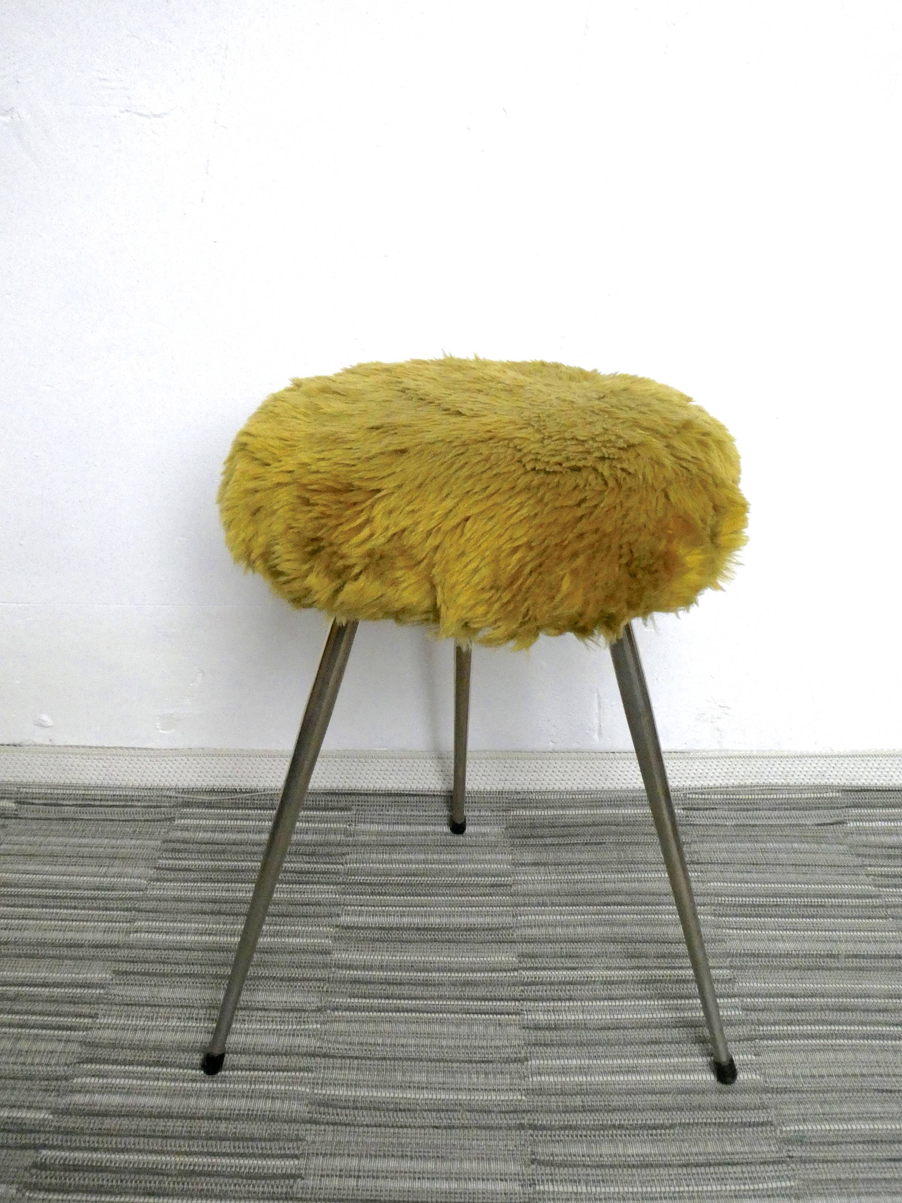 Tabouret tripode avec assise moumoute des années 60