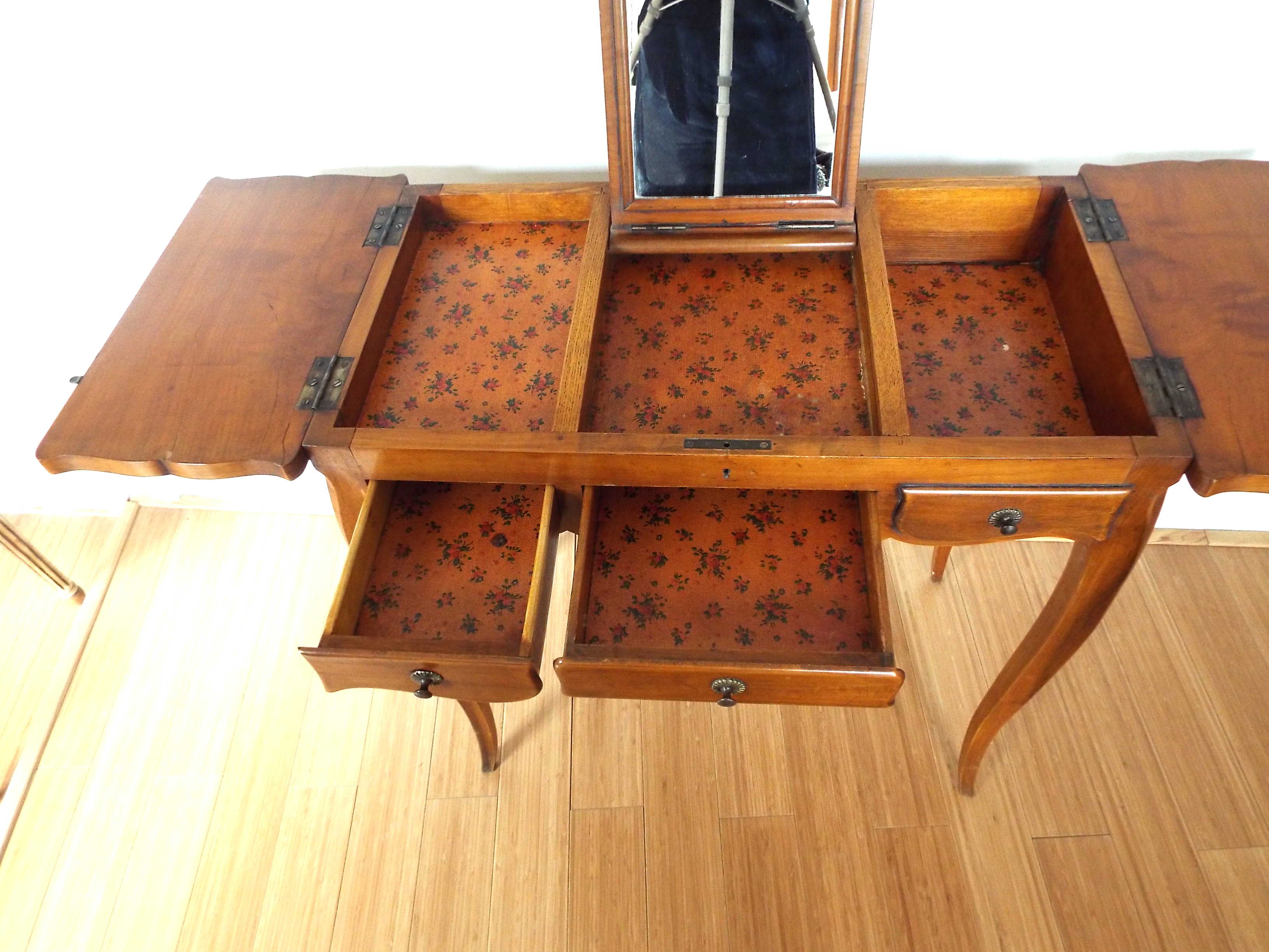 Table dressing table worker