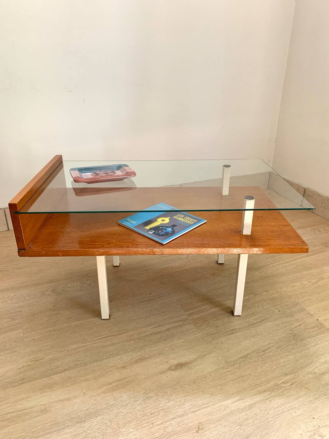 Table basse moderniste en bois , métal et verre