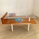 Table basse moderniste en bois , métal et verre