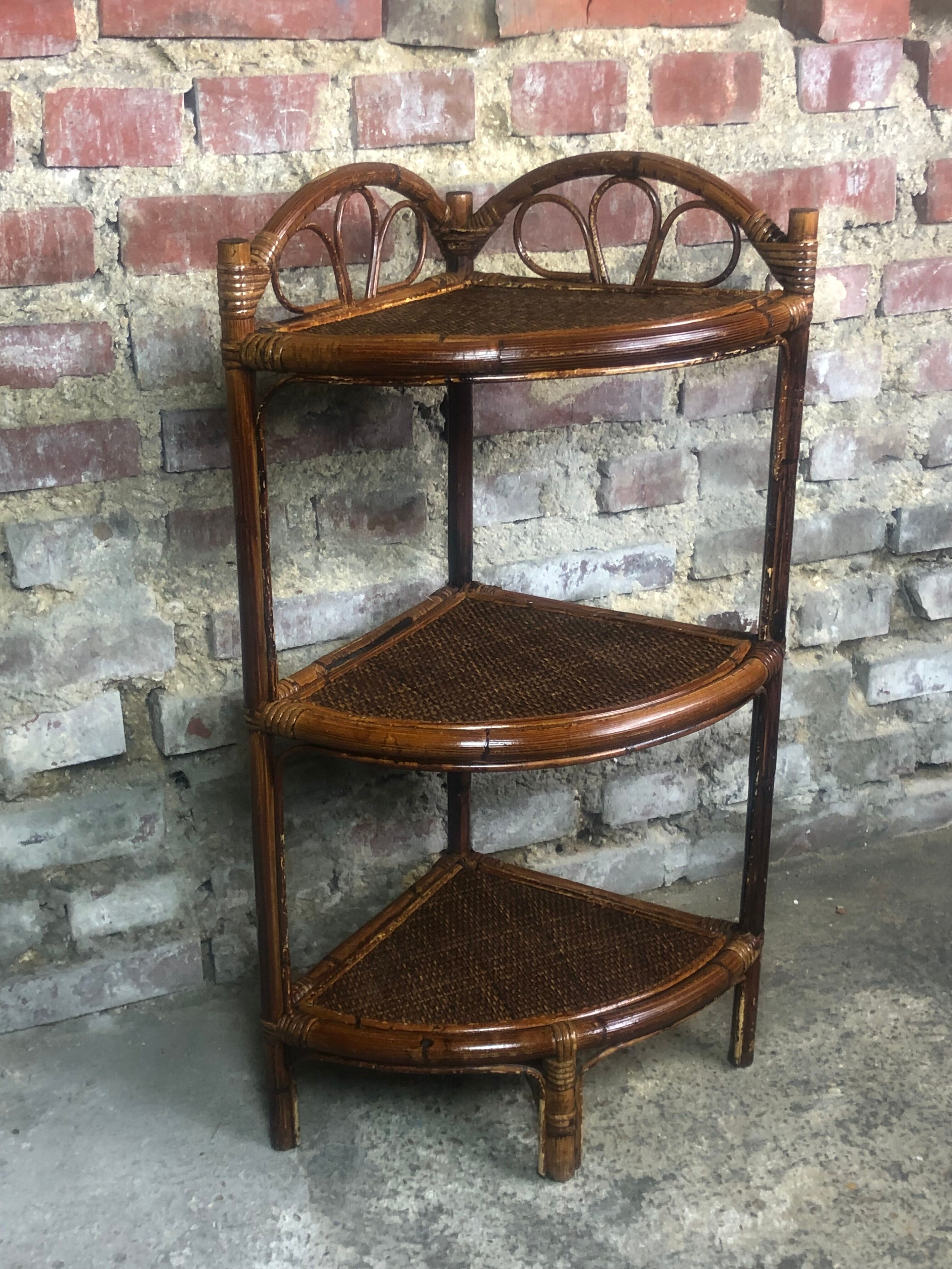 Corner shelf in rattan 70