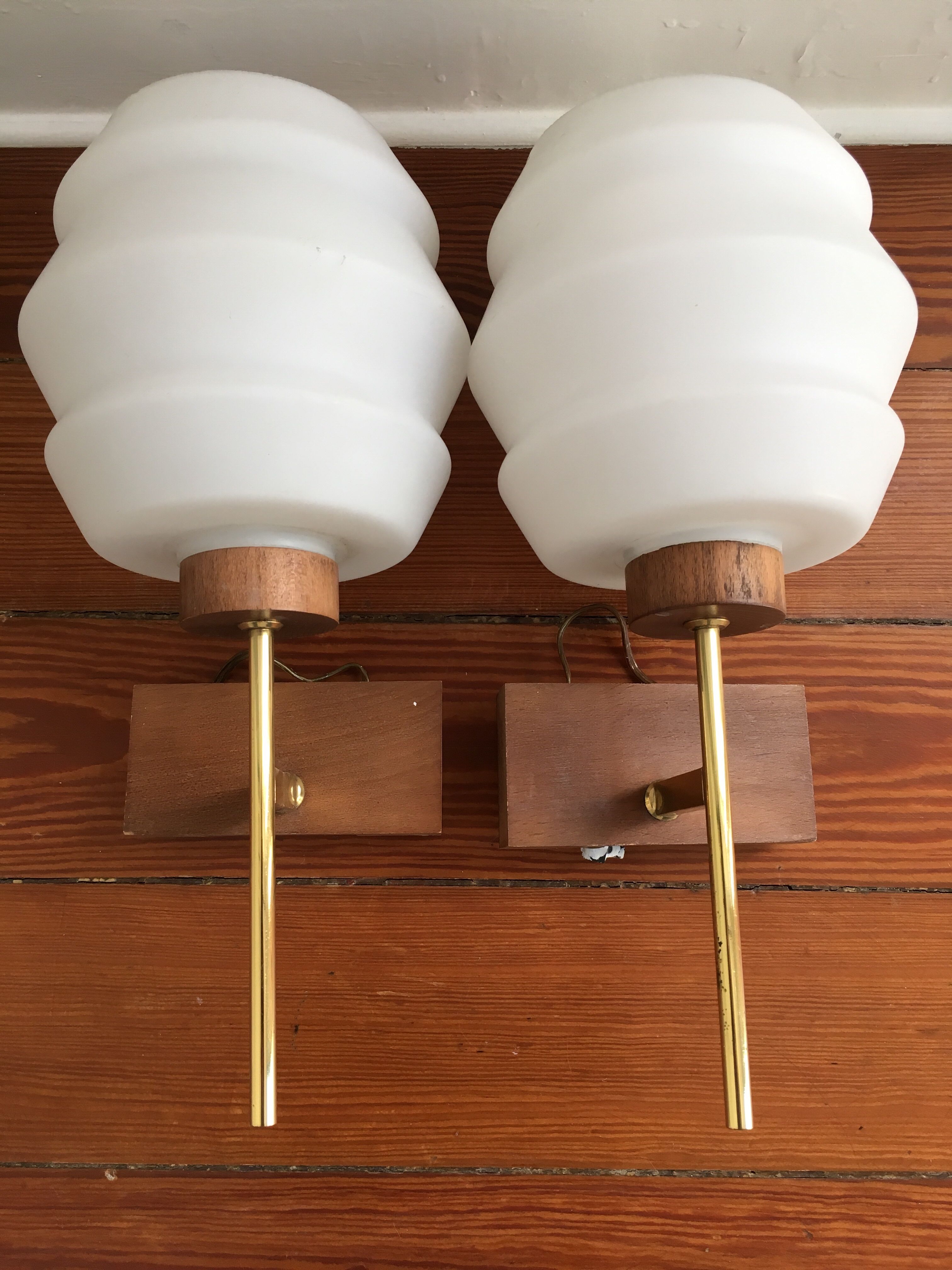 _Closes vintage wall light