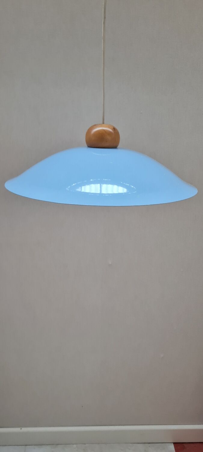 Suspension in enamelled sheet metal and wood