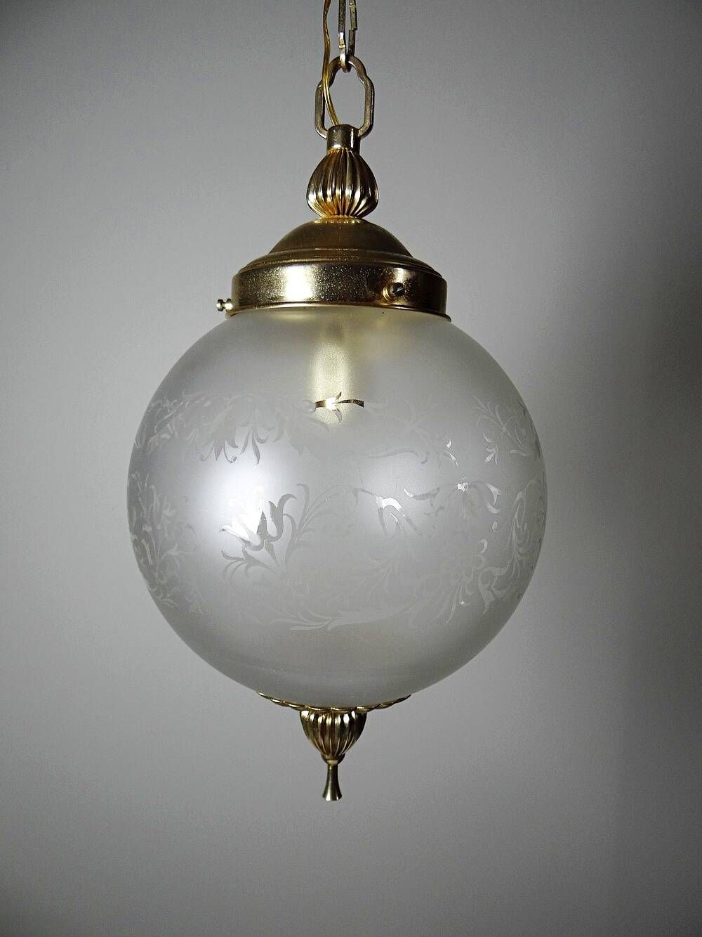 Vintage frosted glass and gold metal suspension globe, 1960s-1970s.