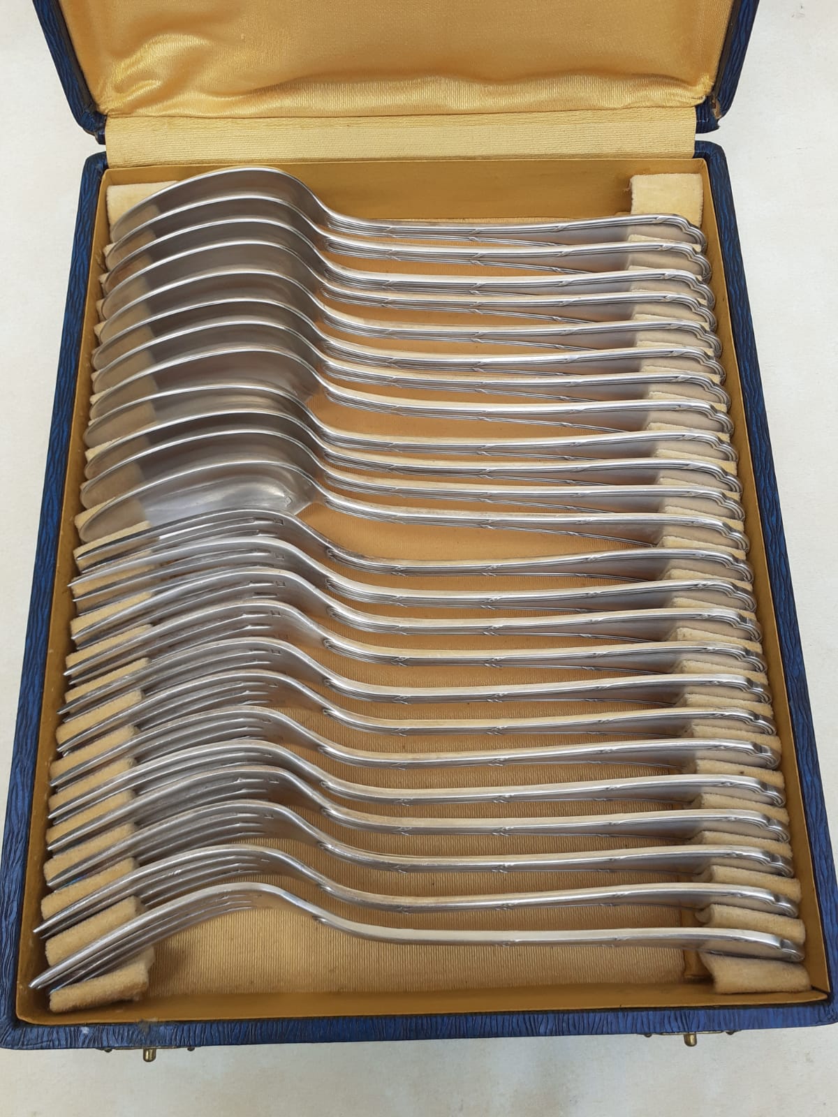 Housewife 12 forks and 12 tablespoons in silver metal