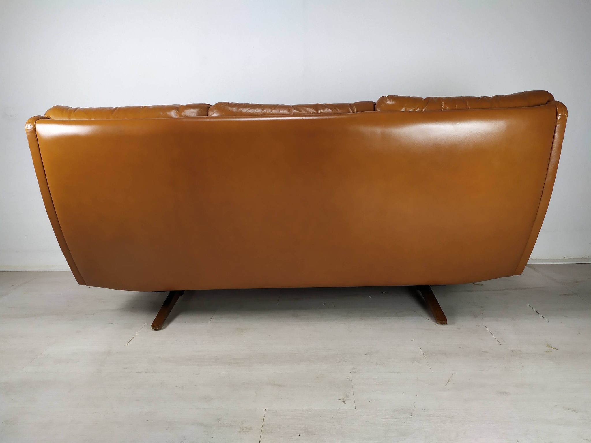 Canapé cuir fauve scandinave