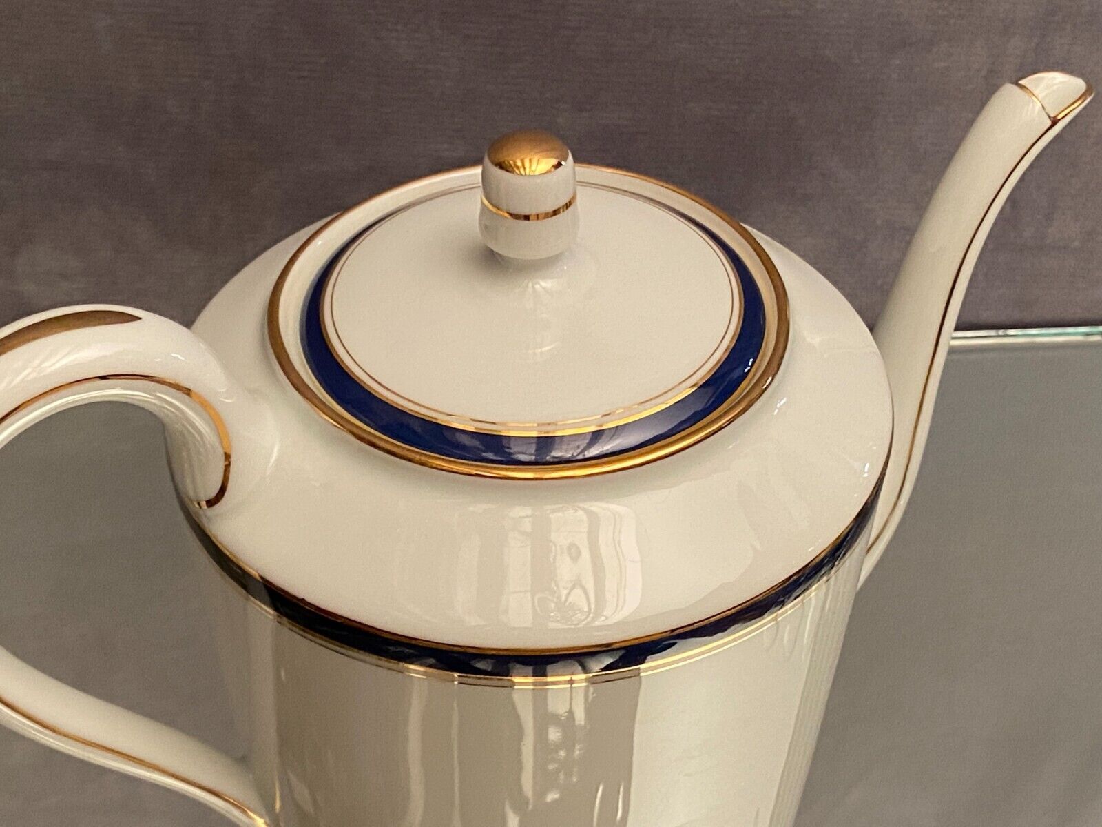 Teapot with blue and gold nets in Limoges porcelain signed Haviland