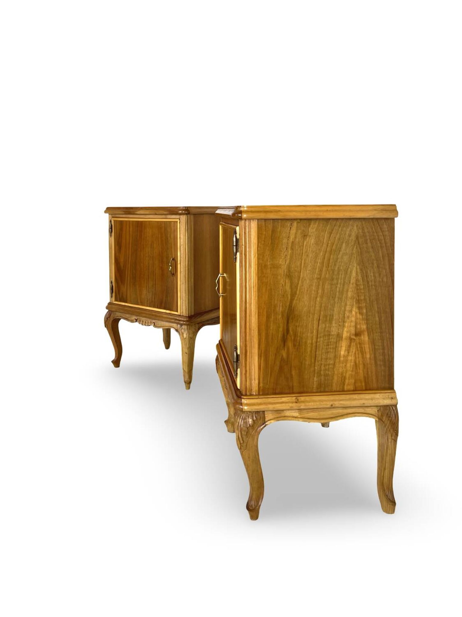Tables de chevet italiennes en placage de noyer du milieu du siècle, années 1960.