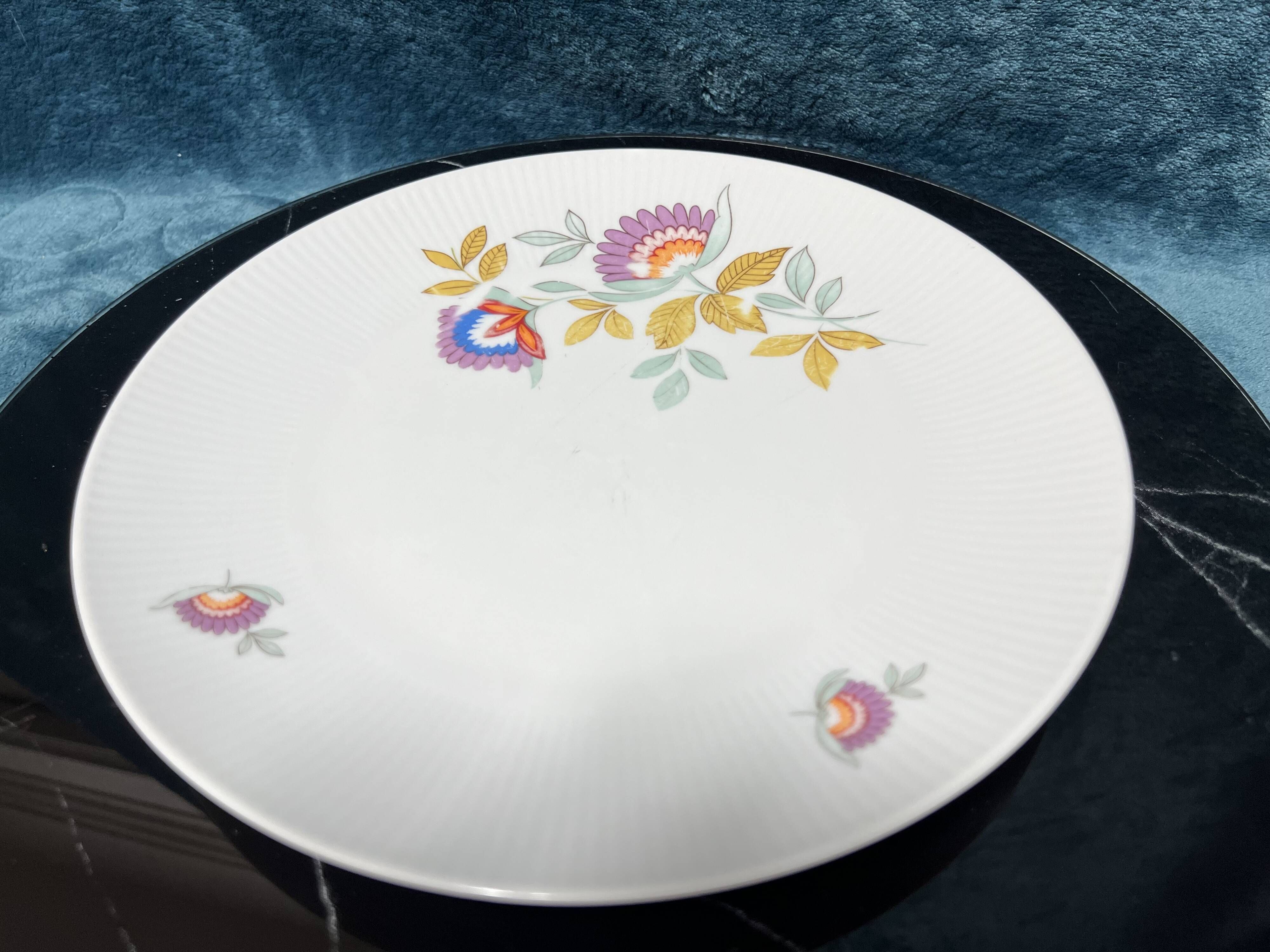 2 flat plates in white porcelain Seltmann Weiden, Bavaria, W. Germany