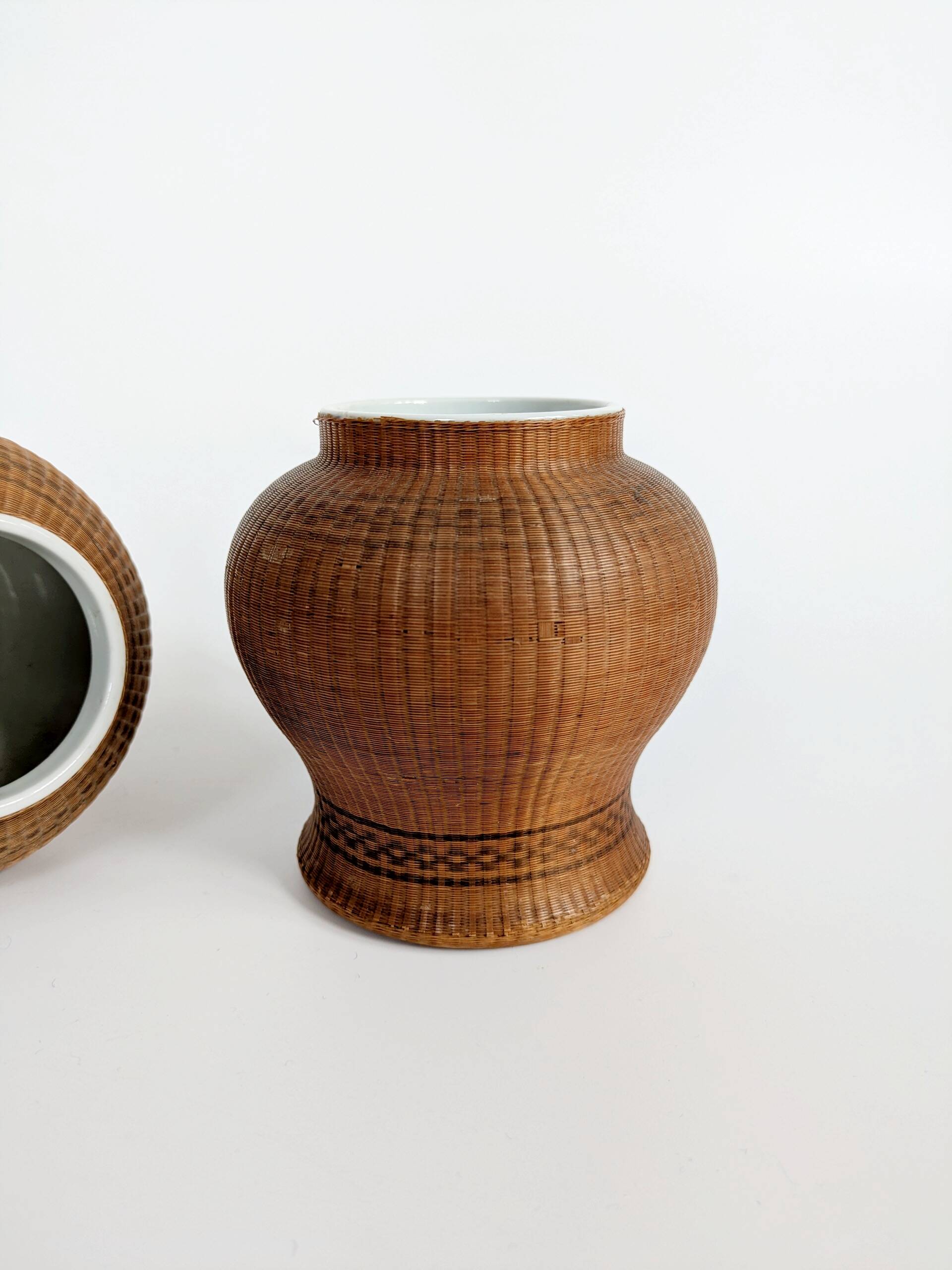 Pair of vintage Chinese vases in porcelain and woven bamboo.