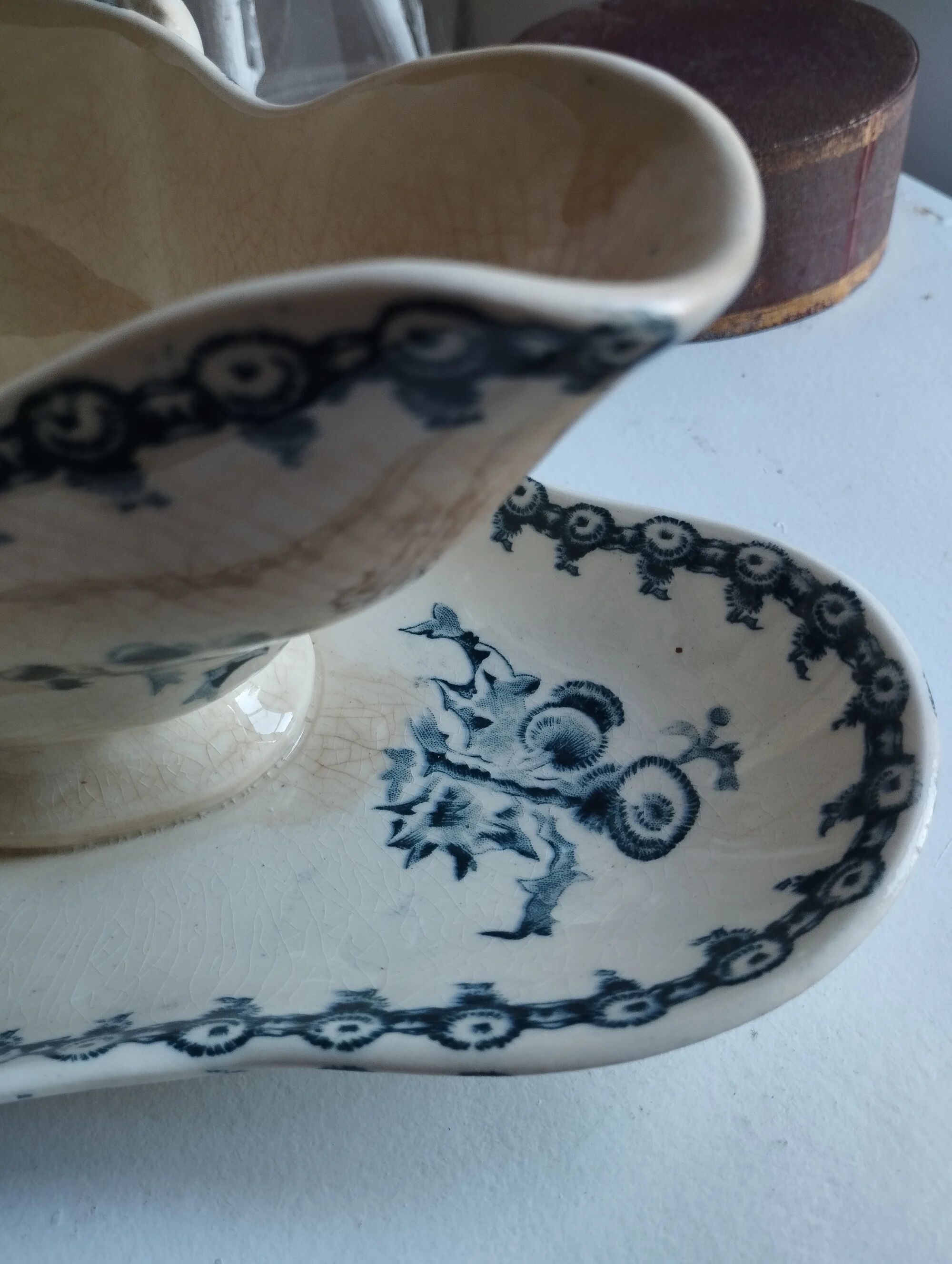 Large sauceboat on ironstone base Gien "Thistles"