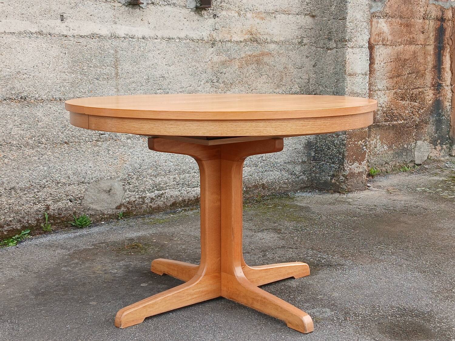 Extendable round table in elm