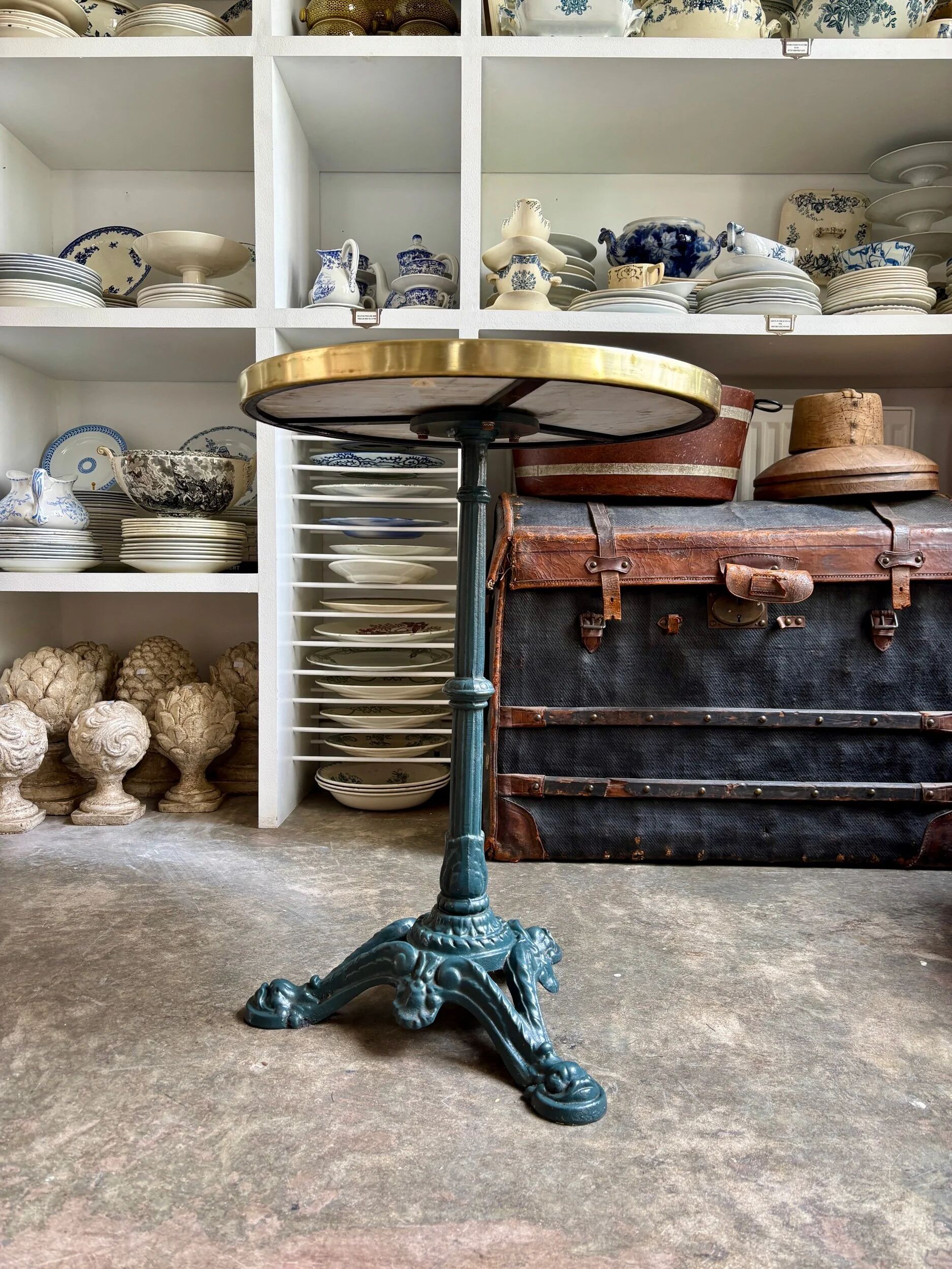 Bistro table in marble and green cast iron ⌀ 50.5 cm