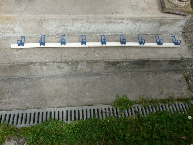 School wall coat rack - white and blue lacquered metal cloakroom 9 hooks