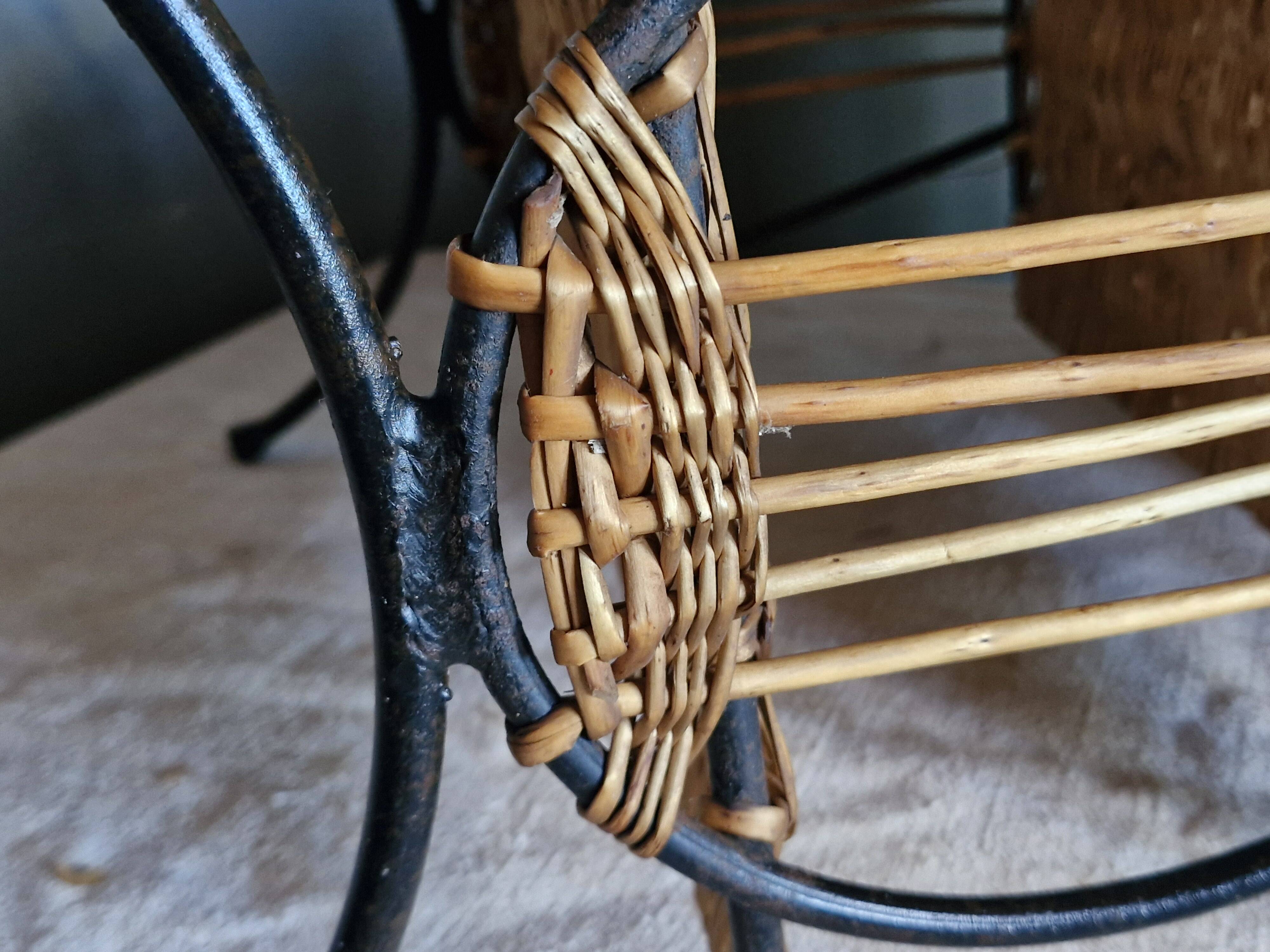 Small antique piece of furniture from the 1960s made of rattan and wrought iron in the shape of a lyre.