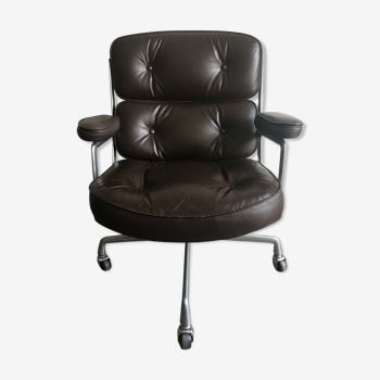 E104 armchair by Charles and Ray Eames for herman miller