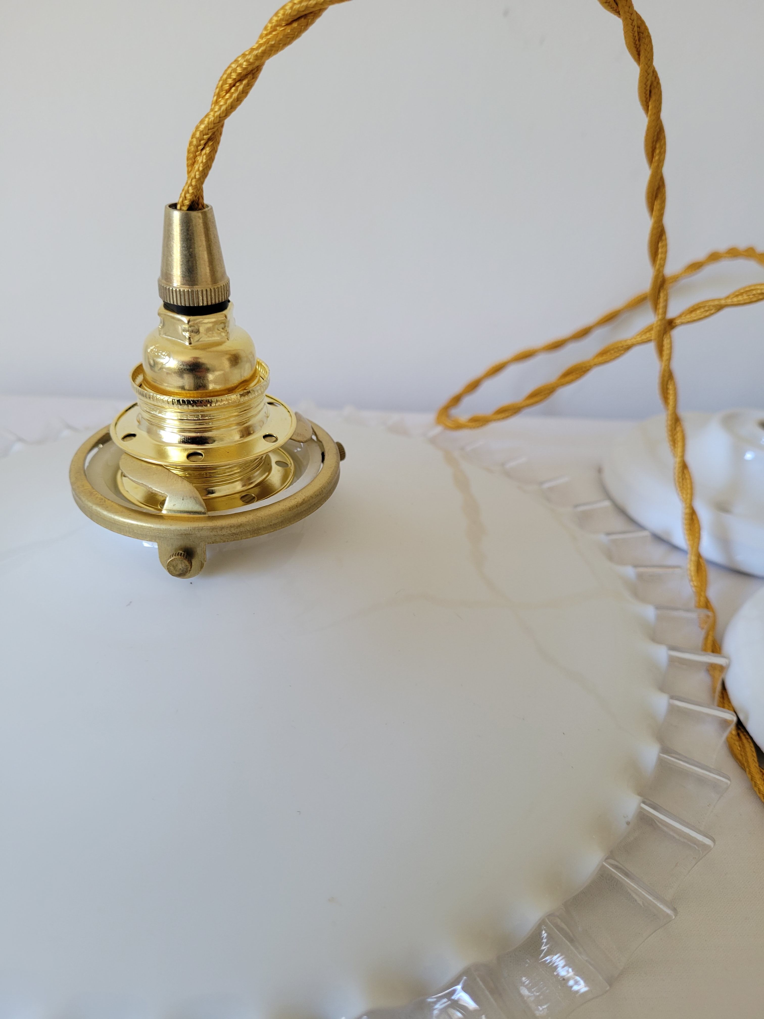 Duo of serrated opaline suspensions