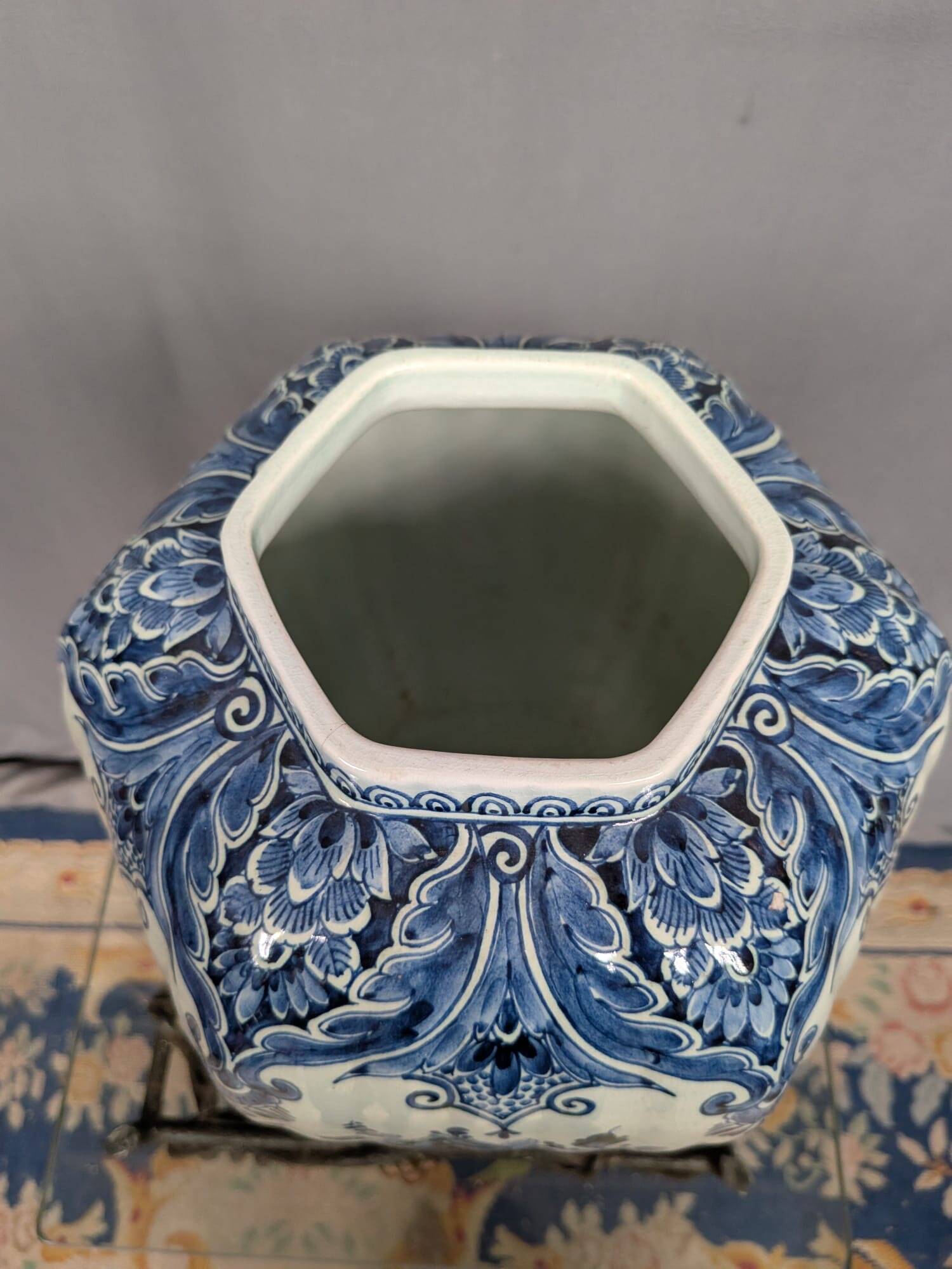 Royal Delft vase. Hand-painted.