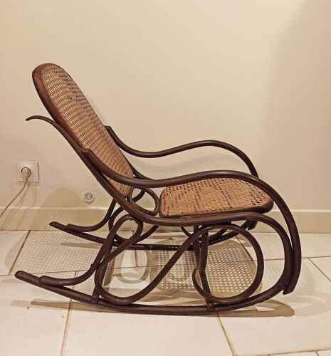 Rocking-chair vintage pour enfant en rotin foncé et cannage, fauteuil à bascule