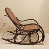 Rocking-chair vintage pour enfant en rotin foncé et cannage, fauteuil à bascule
