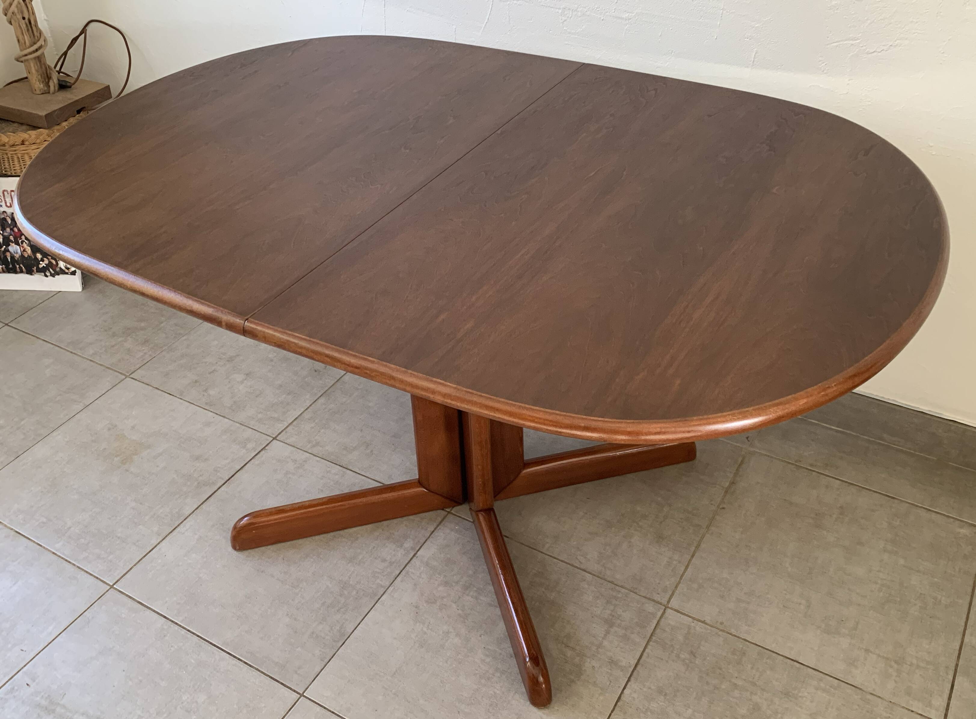 Table danoise ovale extensible en teck, années 60