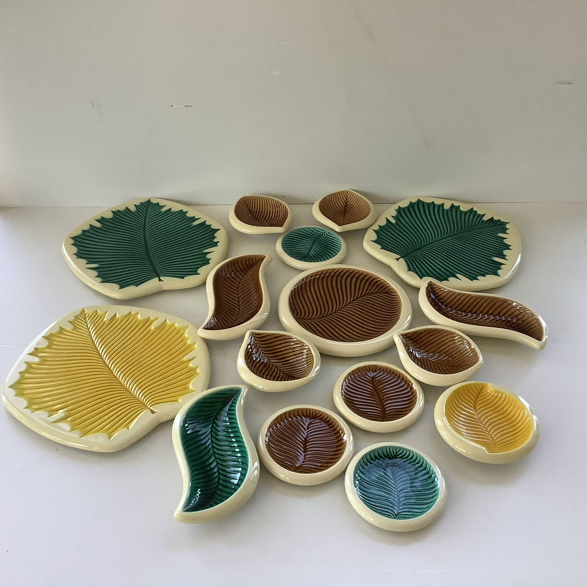 Verceram Set of 16 Vintage Leaf Pieces