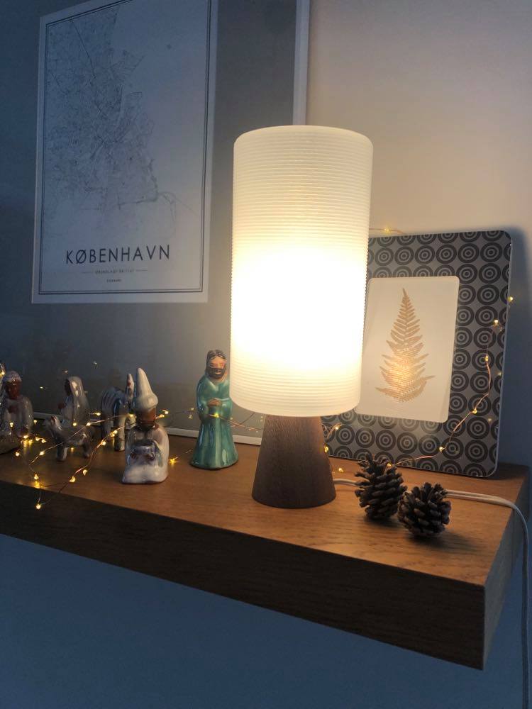 Lampe à poser vintage style scandinave pied bois abat-jour plastique effet verre