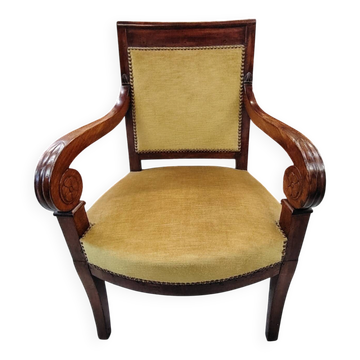 Fauteuil à accotoirs volutes et pieds sabre en velours moutarde XIXe
