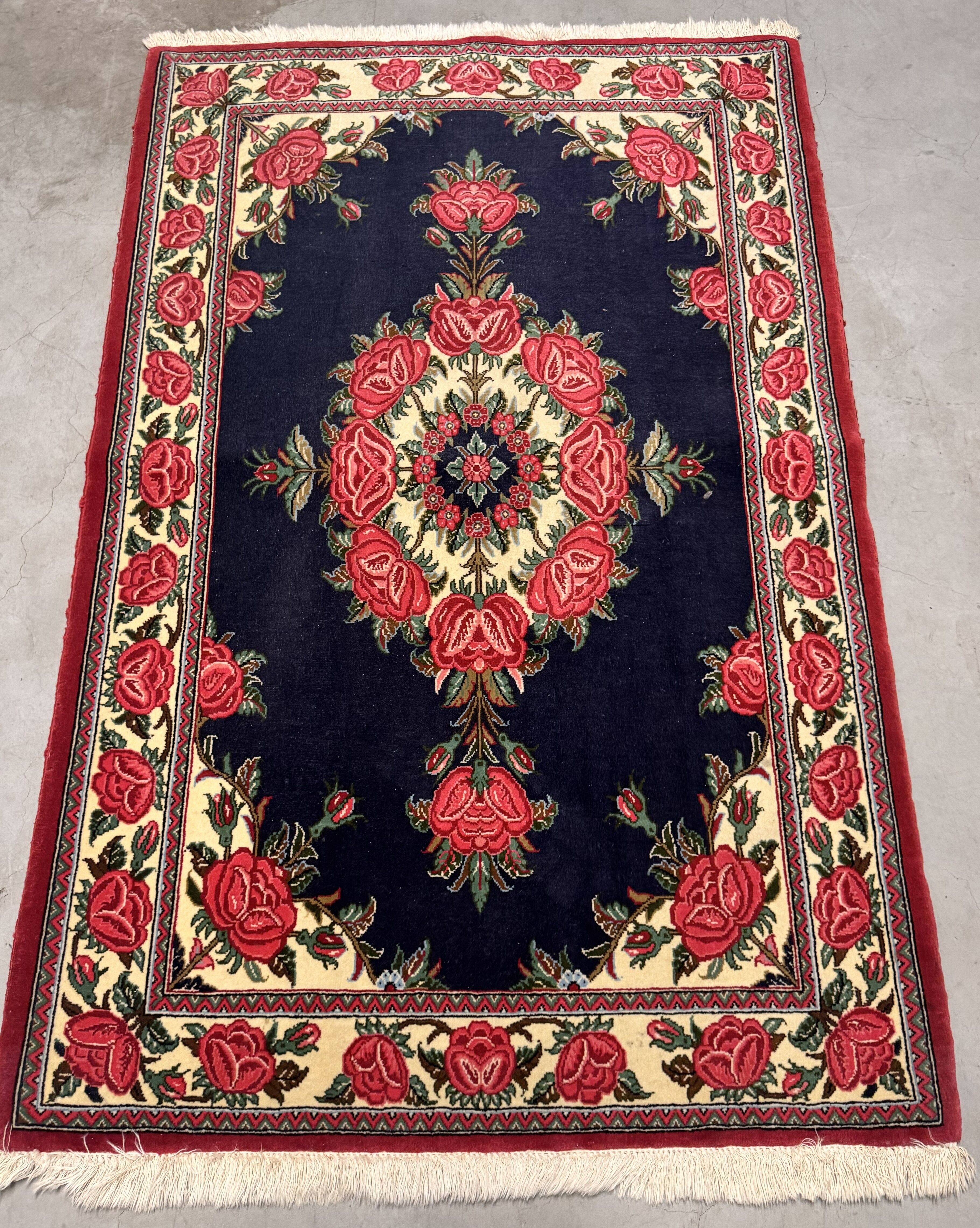 hand-woven Persian rug Ghoum