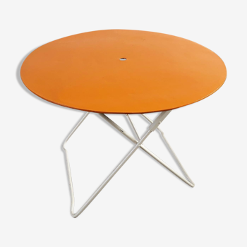 Folding table in orange metal