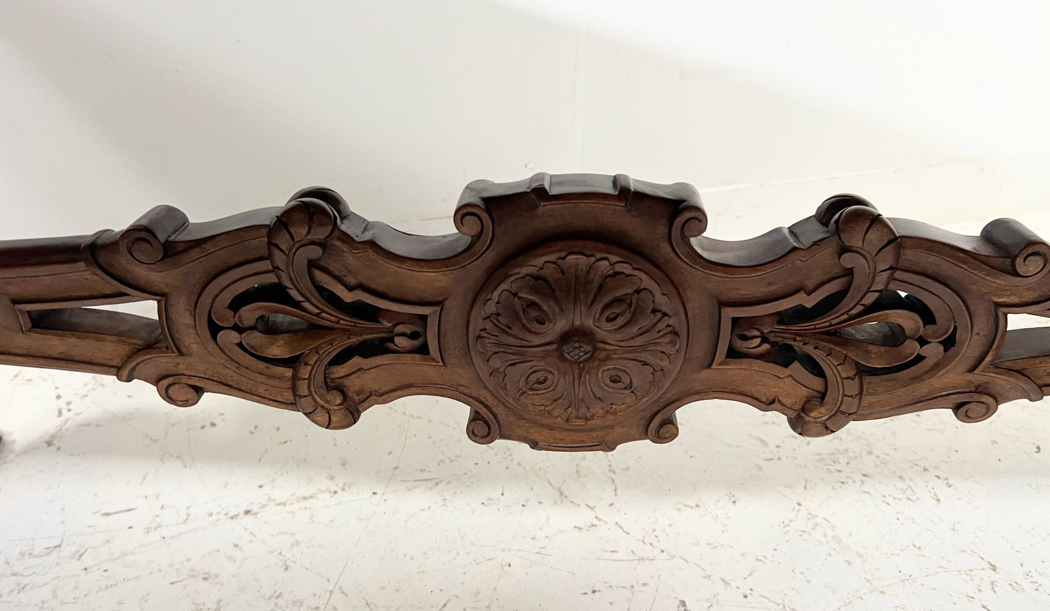 Table a manger de style Renaissance en bois massif sculpté XX siècle