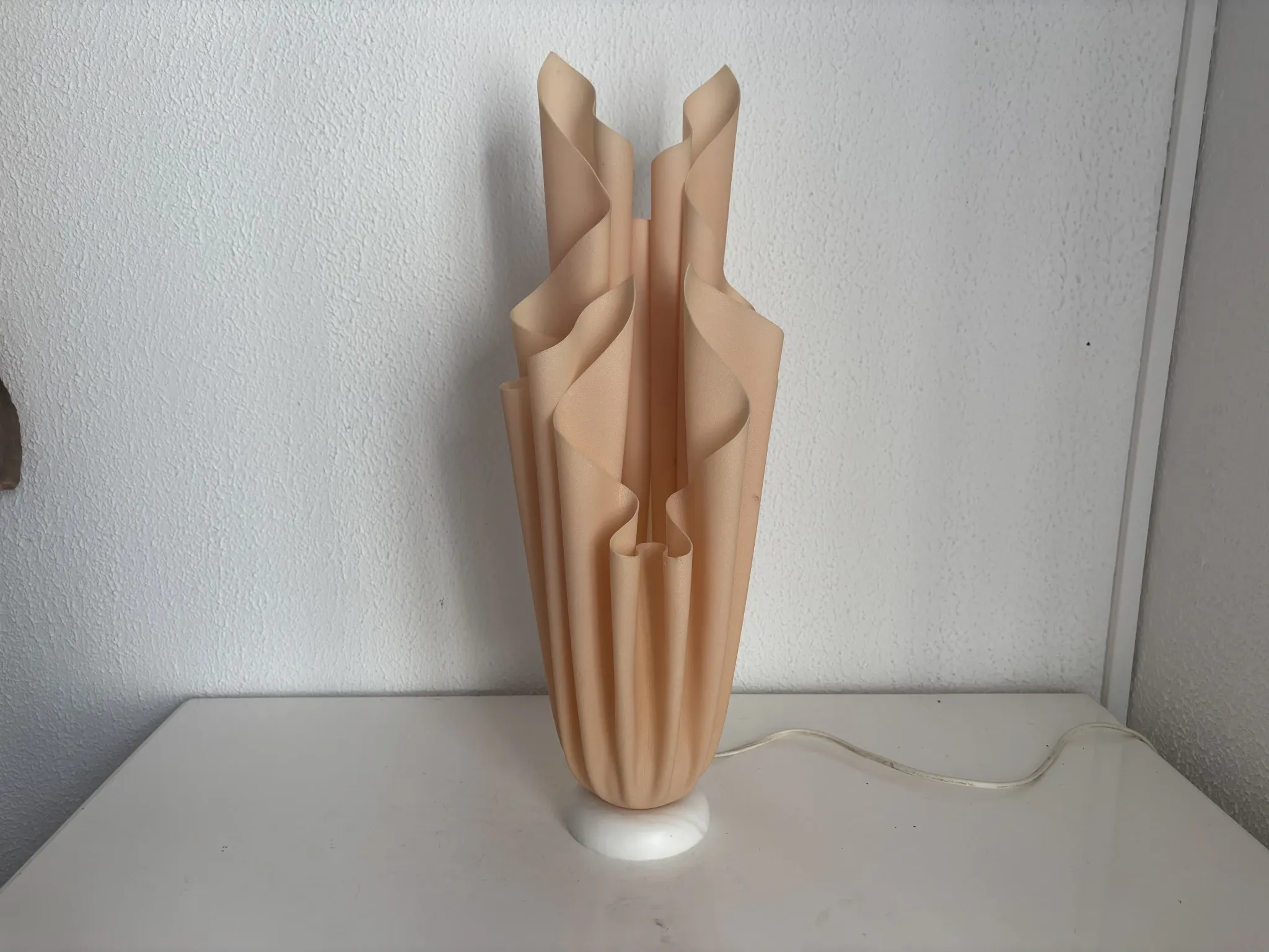 Lampe  vintage 1970 Athéna Georgia Jacob drapée saumonée - 50 cm