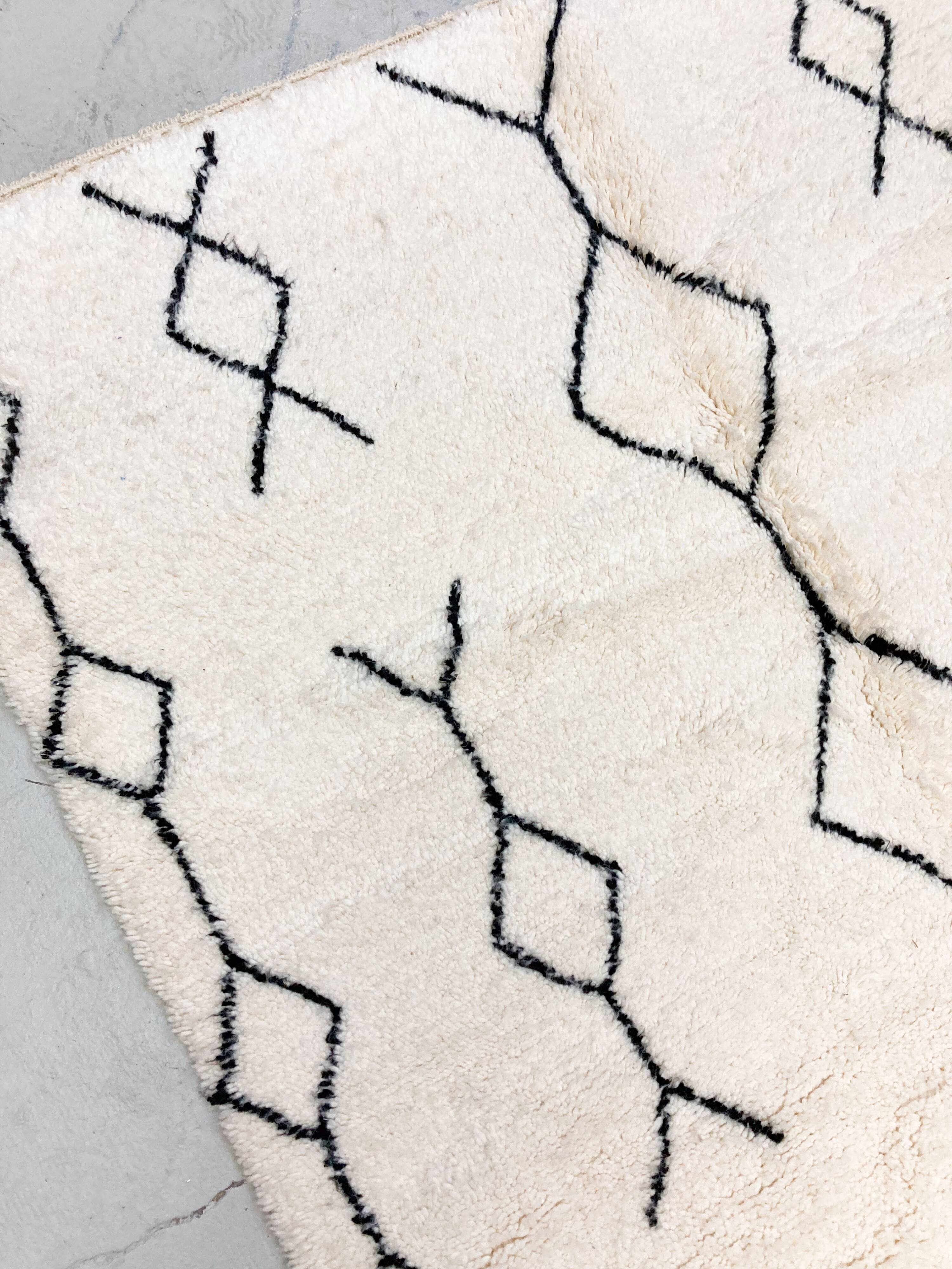 Moroccan Berber carpet Beni Ouarain with black patterns 2.60x1.60m