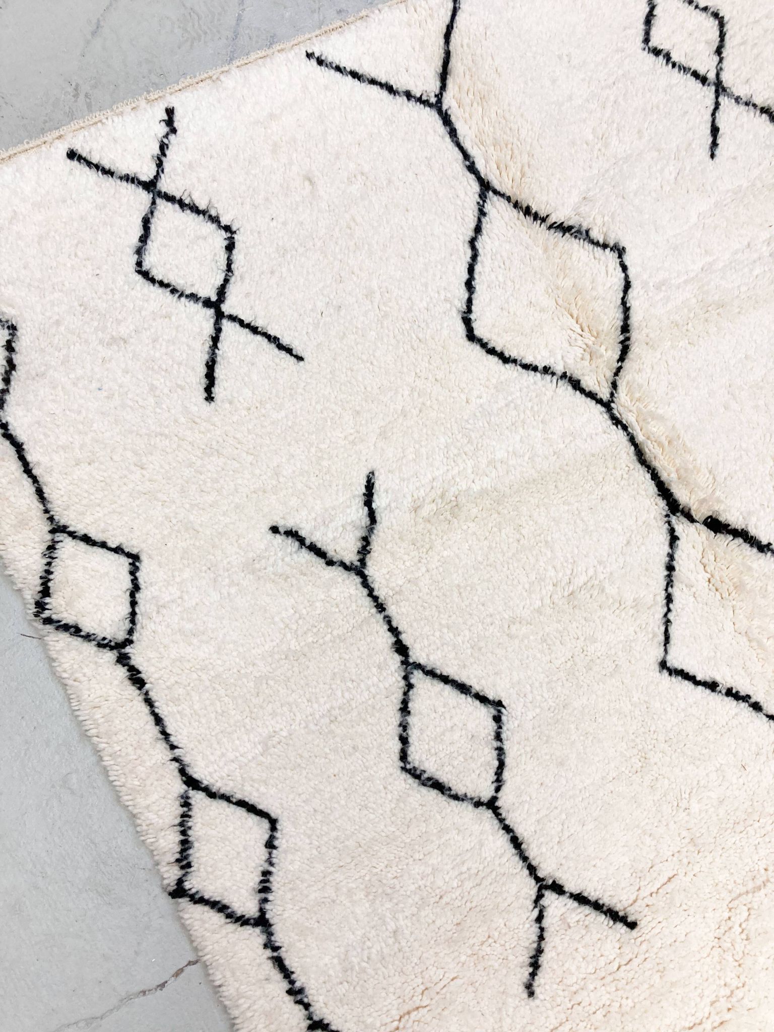 Tapis berbère marocain Beni Ouarain à motifs noirs 2,60x1,60m
