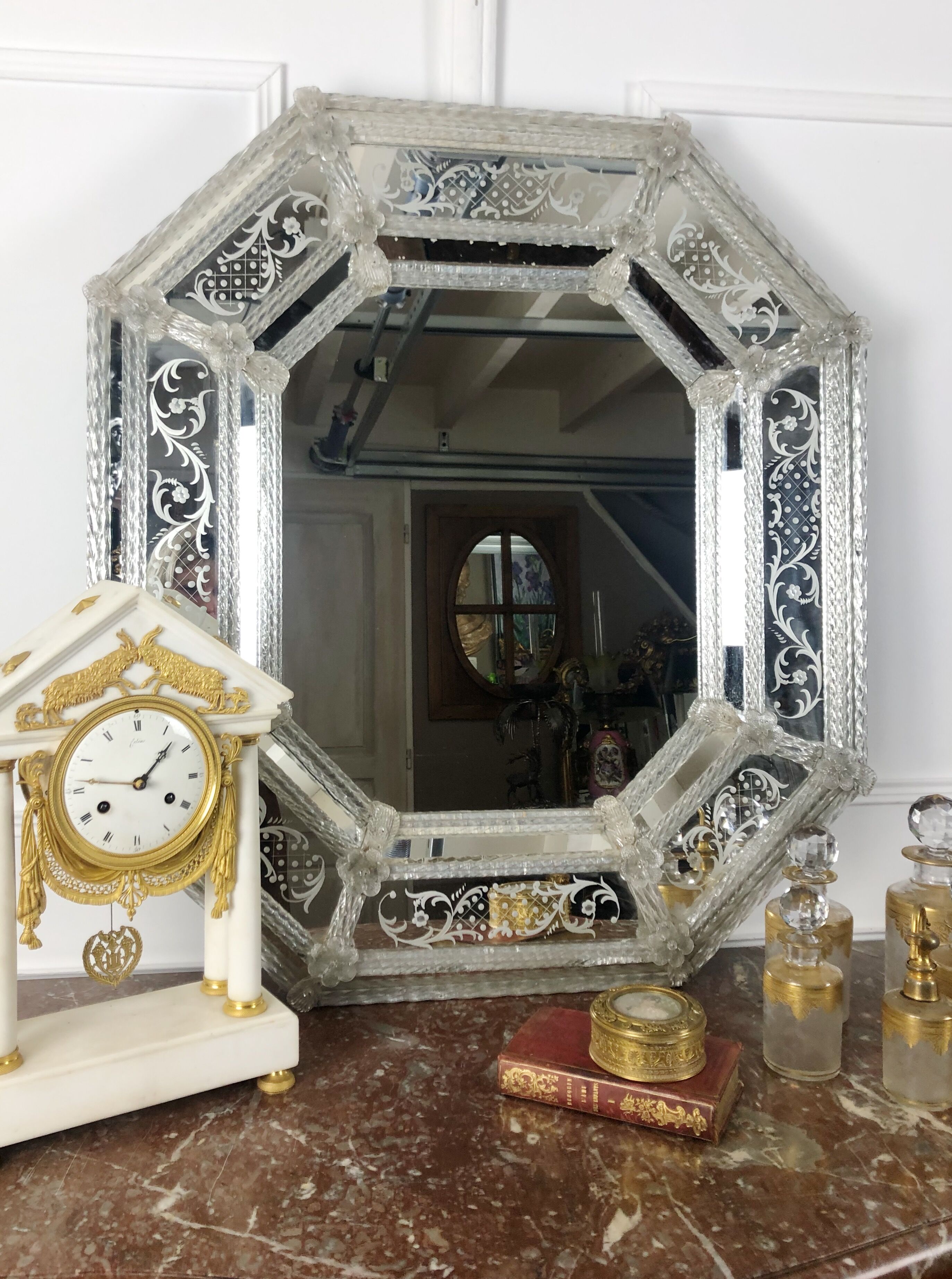 Venetian mirror to parecloses of the 1930s Murano glass 52 x 43 cm