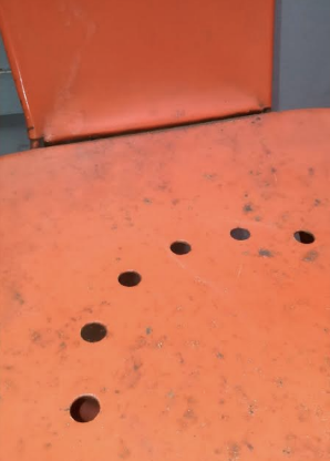 Chaise industrielle rouge