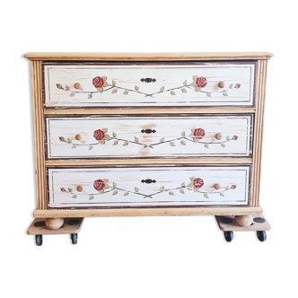 Pretty solid pine chest of drawers