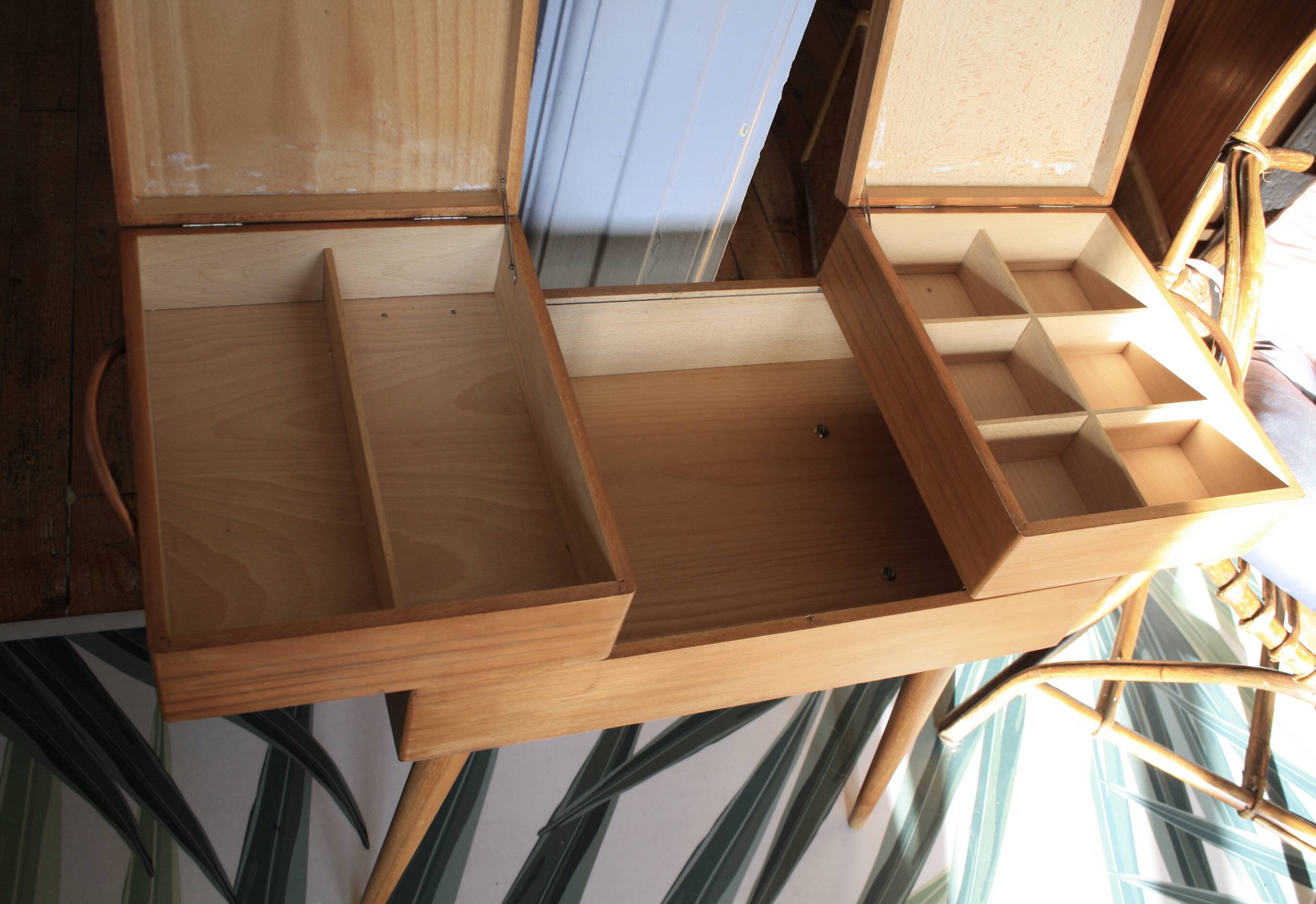 Wooden sewing worker/furniture with compass feet