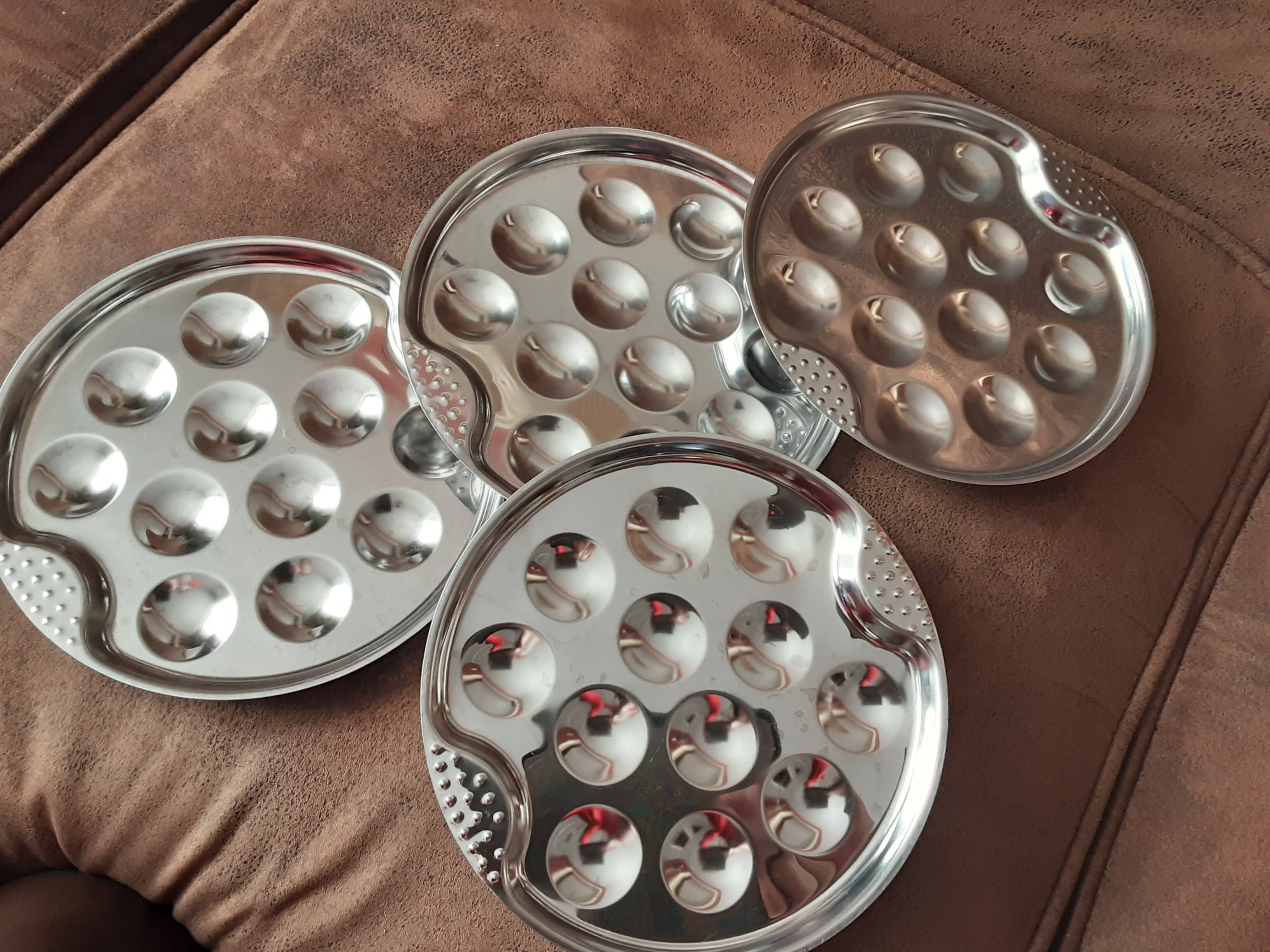 Set of 4 metal snail plates