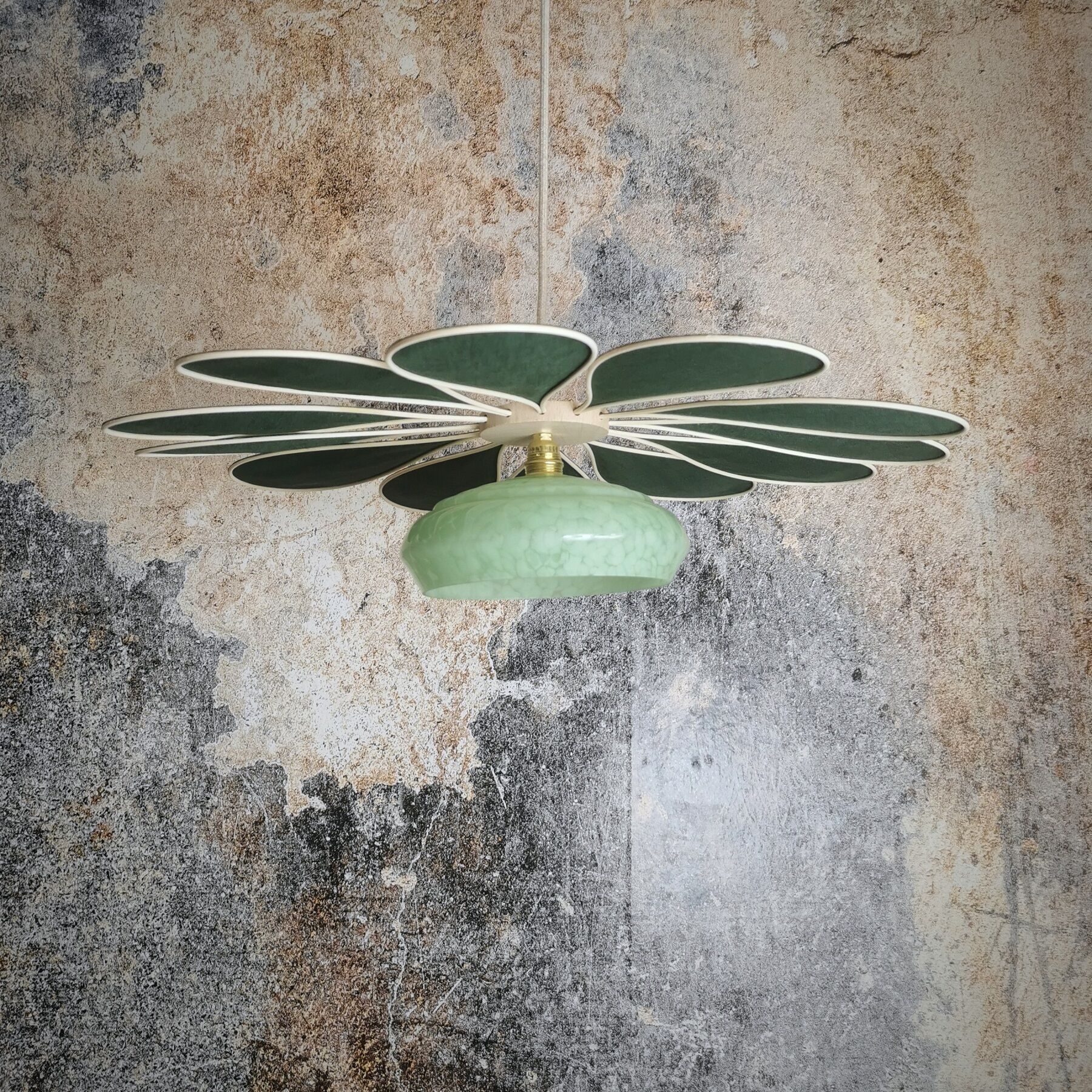 Suspension glass globe and petals in linen and rattan