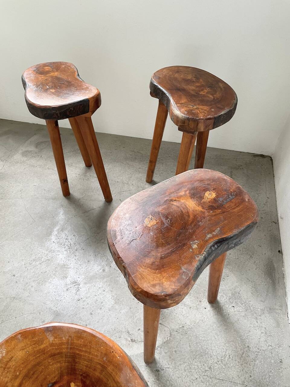 Set de 5 tabourets tripode olivier années 50