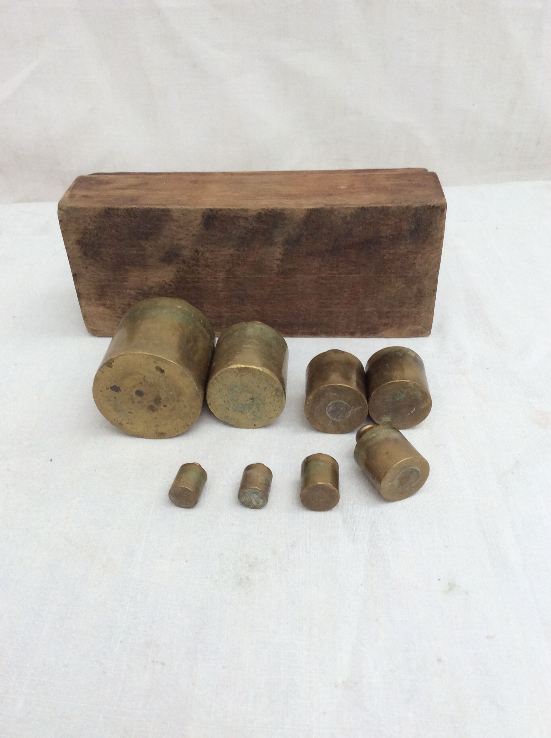 Vintage brass scale weight lacks 4 weights