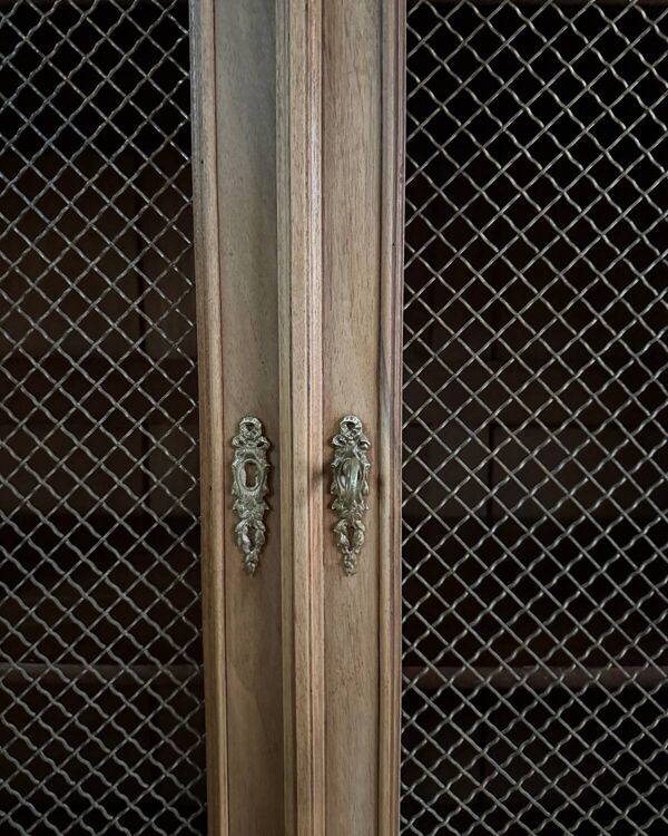 Bibliothèque vitrée ancienne à portes grillagées (rénovée)