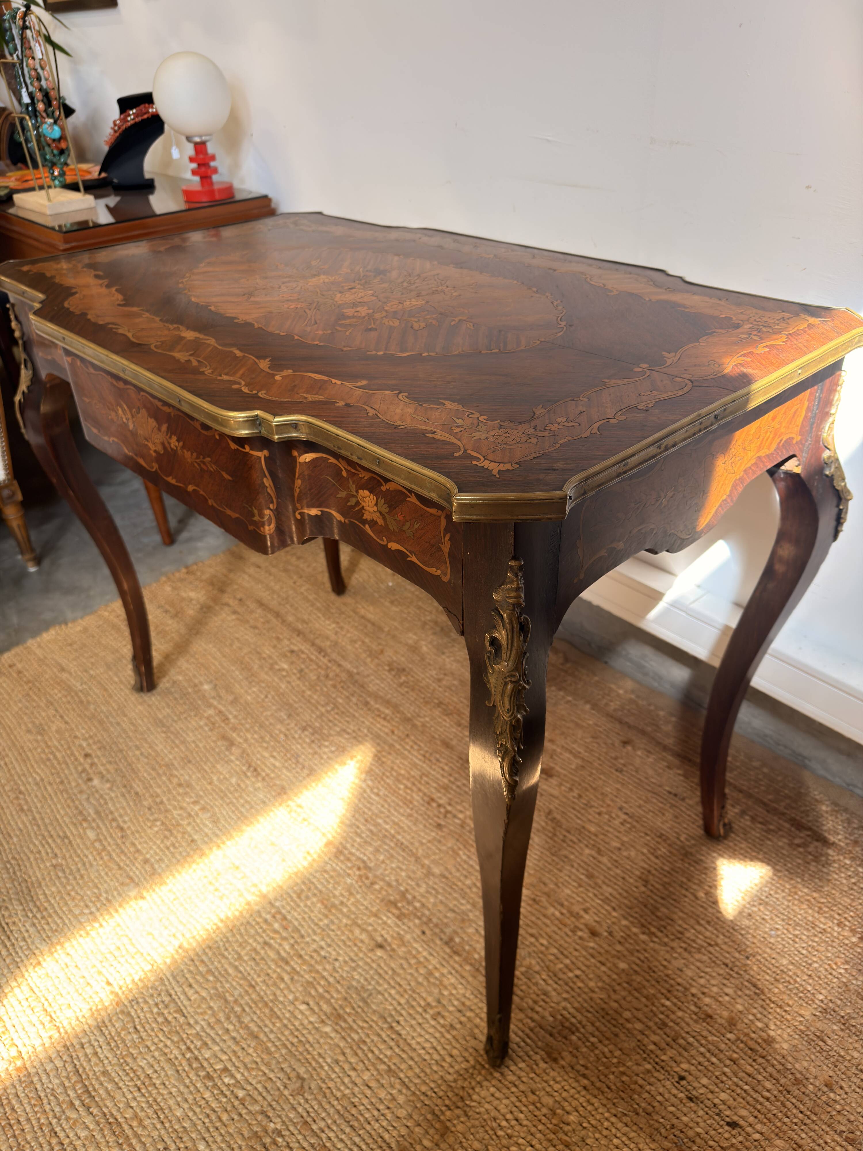 Louis XV style desk inlaid with floral decoration – One drawer