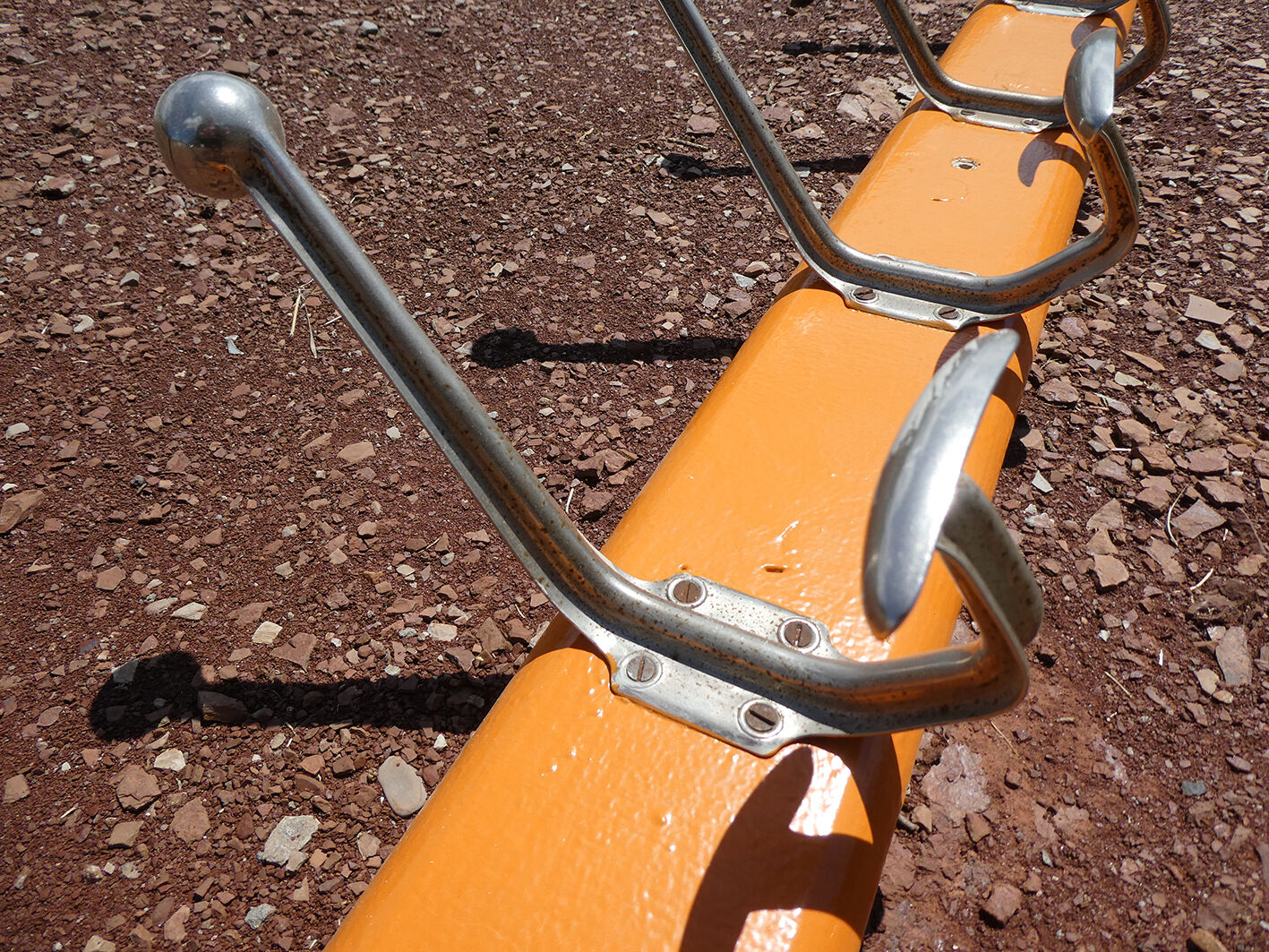 School wall door - 11-patère orange rail