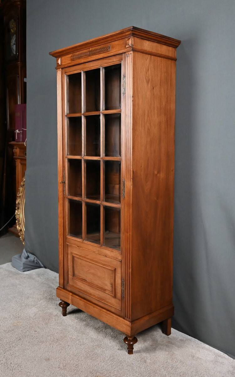 Vitrine en Noyer, style Louis XVI – Début XXe