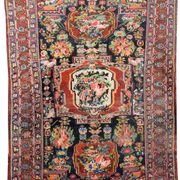 Antique Iranian oriental rug Bakhtiar Faradombeh: 3.37 X 2.13 meters. Early 20th century circa 1920/30