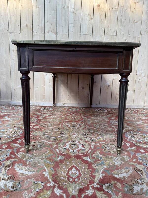 Bureau plaît de style Louis XVI en acajou et filets de laiton