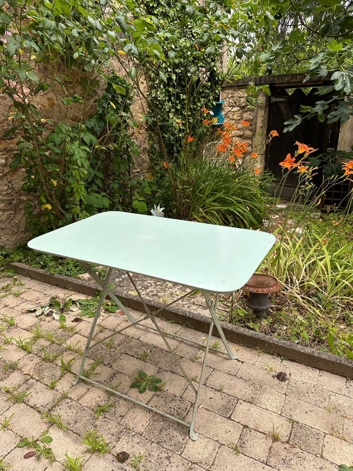 Almond green metal garden furniture