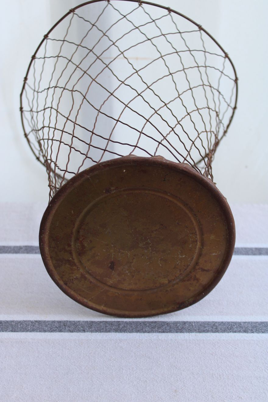 Metal wastepaper basket
